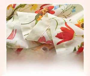 Dettaglio dell'orlo del vestito in cotone a fiori da bambina con doppie cuciture rifinite