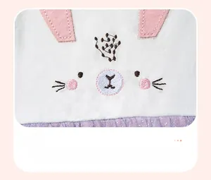 Détail de l'applique lapin et du tulle à paillettes violettes sur une robe en coton fille