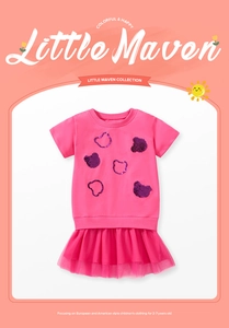 Détail d'une robe rose pour fille avec motifs d'ours pailletés et jupon en tulle