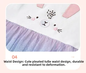 Détail du visage de lapin brodé sur coton blanc avec jupe tutu en tulle pailleté violet