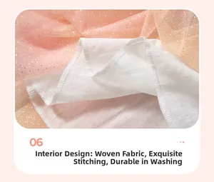 Détail de la doublure en tissu tissé blanc et du tulle à paillettes roses pour fille
