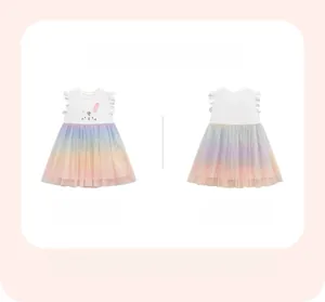 Détail d'une robe tutu arc-en-ciel pour fille avec imprimé lapin et manches à volants