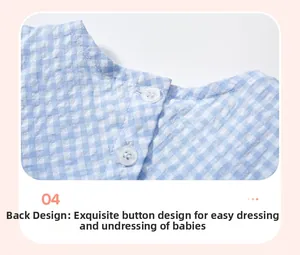 Détail du dos d'une robe bébé avec boutons sur un tissu en seersucker bleu et blanc