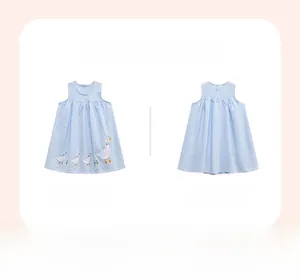 Vue avant et arrière de la robe sans manches à carreaux bleu et blanc avec broderie canard