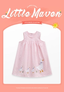 Détail d'une robe vichy rose pour fille avec broderies de canards et nœuds violets