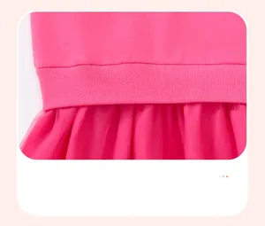 Détail de la taille côtelée élastique et de la jupe en tulle rose pour petite fille
