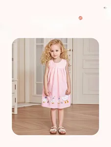 Détail d'une robe sans manches à carreaux roses pour fille avec broderie de canards