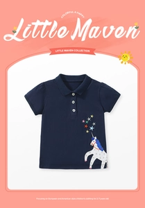 Detail eines dunkelblauen Baumwoll-Poloshirts mit Einhorn-Stickerei für Mädchen