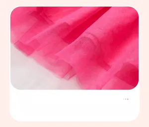 Vue macro détaillée du tissu en tulle rose vif multicouche sur une robe d'été pour filles