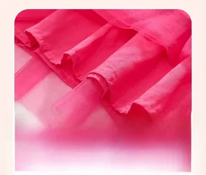 Détail de la robe en tulle rose montrant la couture intérieure fine et la finition durable