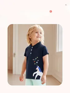 Detailansicht des Baumwoll-Poloshirts für Mädchen mit Einhorn-Stickerei und Knöpfen