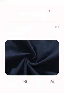 Detail aus 100% Baumwoll-Strickstoff, weiche und atmungsaktive Textur für Poloshirts