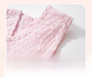 Détail de l'épaule en tissu seersucker rose avec coutures raffinées pour petites filles