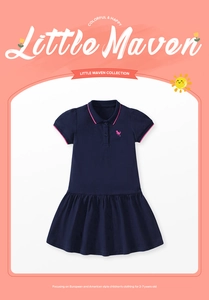 Detalle de vestido polo azul marino con bordado de dinosaurio rosa y falda plisada