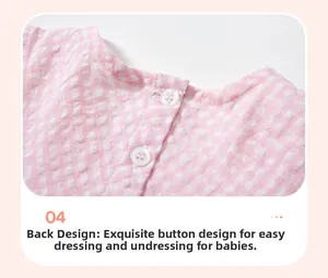 Gros plan sur le tissu seersucker vichy rose et blanc avec boutons au dos de la robe