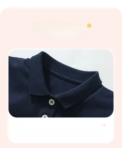 Nahaufnahme eines marineblauen Poloshirts aus Baumwolle mit Rippkragen und Knöpfen