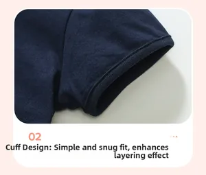 Detail eines marineblauen Baumwoll-T-Shirt-Ärmels mit Doppelnähten und Rippbündchen