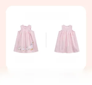 Détail de la robe sans manches à carreaux roses avec broderie de famille de canards