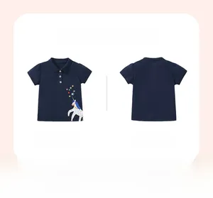 Detailansicht eines dunkelblauen Poloshirts für Mädchen mit Einhorn-Stickerei aus Baumwolle