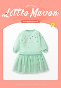 Détail d'une robe en tulle à manches longues vert menthe pour fille avec fleurs et étoiles