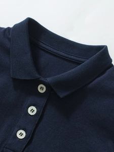 Dunkelblaues Mädchen Poloshirt aus weicher Baumwolle mit weißen Knöpfen am Kragen