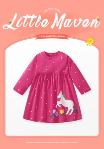 Detalle de vestido rosa de algodón con flores y bordado de poni para niñas