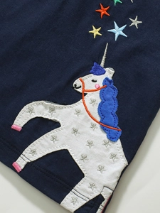 Mädchen Poloshirt aus Baumwolle mit dunkelblauer Einhorn-Applikation und bunten Sternen