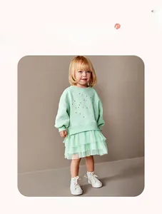 Détail du sweat-shirt vert menthe pour fille avec jupe en tulle et motif floral doré