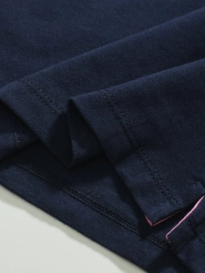 Dunkelblaues Polo-Shirt für Mädchen mit Seitenschlitz und rosa Paspelierung
