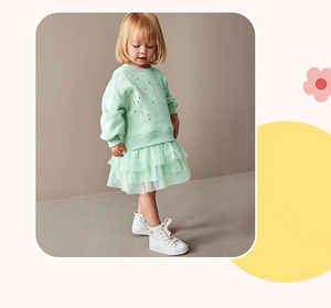 Détail d'un ensemble pour fille avec sweat-shirt vert menthe et jupe en tulle multicouche
