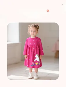 Detalle de vestido de algodón fucsia para niña con motivos florales y aplique de caballo