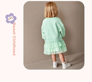 Détail d'un sweat à manches longues vert menthe pour fille avec jupe tutu en tulle