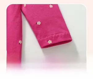 Vista detallada de los puños acanalados y el suave tejido de algodón con estampado floral