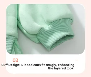Détails des poignets côtelés vert menthe et tulle sur une robe à manches longues fille