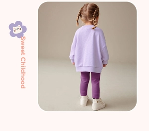 Vista posteriore di un set felpa e leggings viola per bambina con scarpe alte
