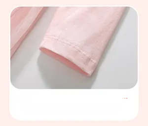 Detail der rosa Baumwoll-Ärmelmanschette mit feinen Nähten und weicher Tüll-Stoffschichtung