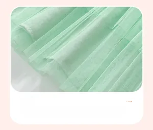 Détail du tissu en maille vert menthe superposé sur cette élégante robe de princesse
