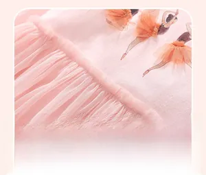 Detail eines rosa Baumwoll-Tutu-Kleids mit Ballett-Print und plissiertem Mesh-Taillenbund