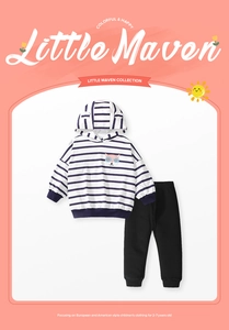 Détail du sweat à capuche rayé avec patch renard et pantalon noir assorti pour filles