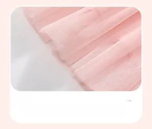 Detailaufnahme des zarten, mehrlagigen rosa Netztüllsaums an einem Baumwollkleid