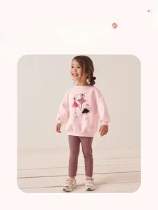 Details von rosa Mädchen-Sweatshirt mit Ballett-Print und passender bordeauxroter Hose