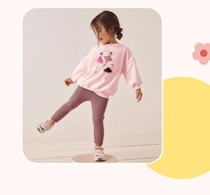 Detail von rosa Sweatshirt mit Ballerina-Print und lila gerippter Hose für Mädchen