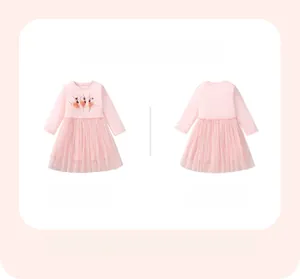 Vorder- und Rückansicht des rosa Baumwollkleids mit Balletttänzer-Print und Tüllrock