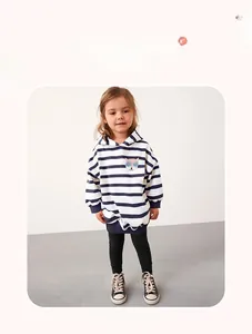 Détail ensemble fille avec sweat à capuche rayé, broderie chat et legging noir ajusté