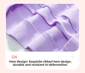 Dettaglio dell'orlo in maglia a costine color lavanda con trama in tessuto elastico