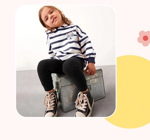 Détail de l'ensemble à capuche rayé pour fille avec broderie chat et leggings noirs