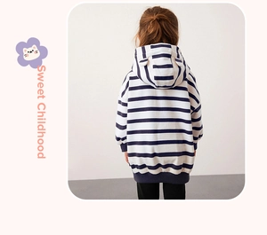 Détail d'un sweat à capuche rayé pour enfant avec de mignonnes oreilles en 3D