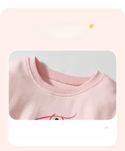 Detailansicht des rosa gerippten Rundhalsausschnitts mit Flachnaht für Mädchen Sweatshirts