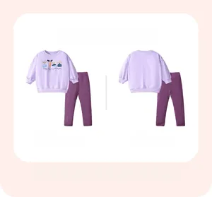 Set felpa in cotone viola per bambini mostrato in vista frontale e posteriore
