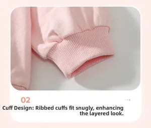 Detailaufnahme der hellrosa Mädchenpullover mit elastischen Rippbündchen und weicher Baumwolle